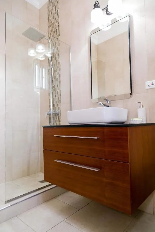 The Hamptons @ Fairway New Kingston Apartment 0*,